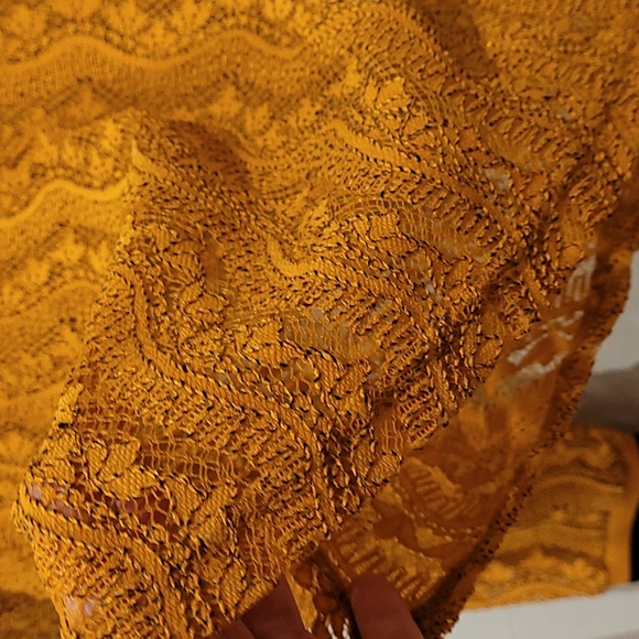 Luna Moon Stunning turmeric lace weave top LIKE NEW - Picture 9 of 14